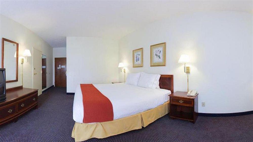 Holiday Inn Express Hillsborough-Durham Area By Ihg Экстерьер фото